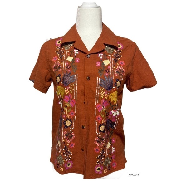 Latino Heritage Floral Guayabera - Picture 2 of 2